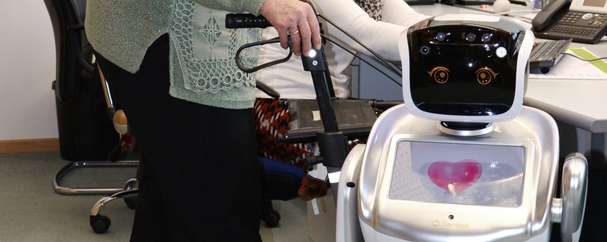 INNOVATIONSLABOR „KOLLABORATIVE ROBOTIK“ – Lehrstuhl für Software Engineering C&S entwickeln Roboter Testanwendung in der Altenhilfe.