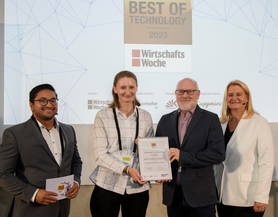 Best of Technology Award 2023 der WirtschaftsWoche, der von zwei Mitarbeitenden von C&S entgegengenommen wird.