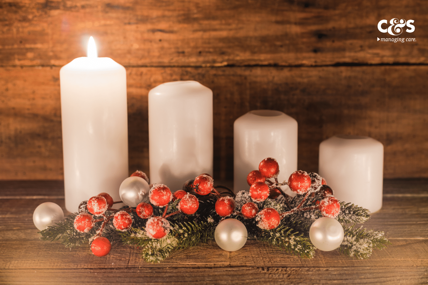 Eine leuchtende Adventskerze zum ersten Advent 2023