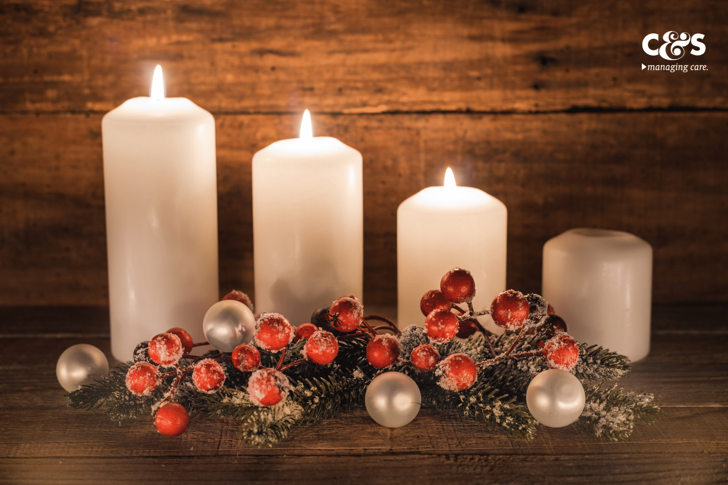 Drei leuchtende Adventskerzen zum dritten Advent 2023