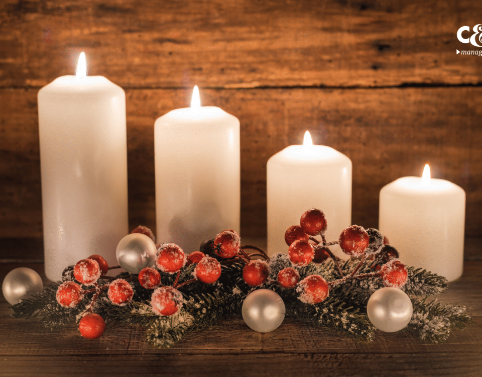 Vier leuchtende Adventskerzen zum vierten Advent 2023