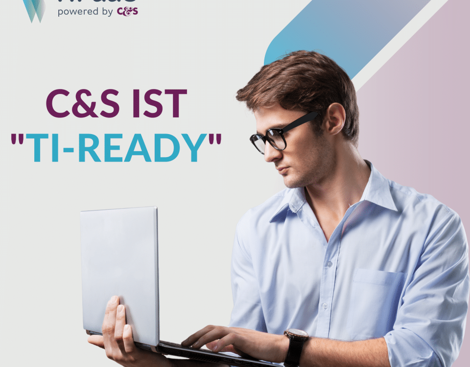 Mann mit Laptop in der Hand und Text "C&S ist TI-ready"