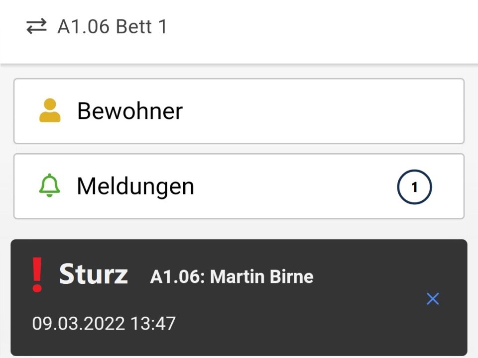 Das Bild zeigt einen Screen von einem Sturzevent in der App Doku2Go. Der Sturz wird mit einem roten Ausrufezeichen signalisiert.